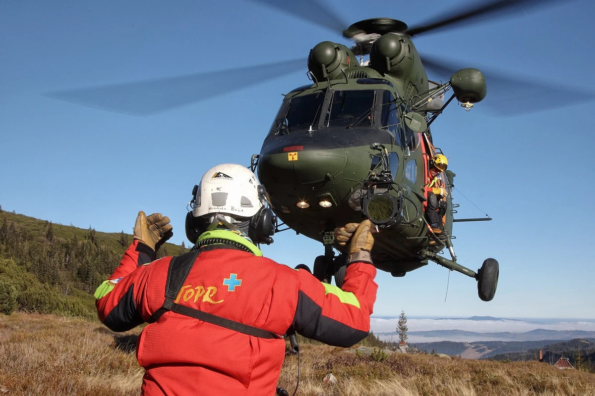"W trybie natychmiastowym do pełnienia dyżurów w górach skierowany został śmigłowiec 3.SLTr z Powidza" - poinformował w sobotę minister obrony narodowej Władysław Kosiniak-Kamysz. Wsparcie wojska jest pokłosiem awarii śmigłowca TOPR. Szczególnie teraz warto więc kierować się wzmożoną ostrożnością, wychodząc w góry, by przez zwykłą głupotę i brak wyobraźni nie angażować służb. TPN informuje, że szlaki są w wielu miejscach mokre, błotniste i śliskie. W wyższych partiach gór dalej zalega śnieg. IMGW natomiast wydał pomarańczowe alerty dotyczące burz.