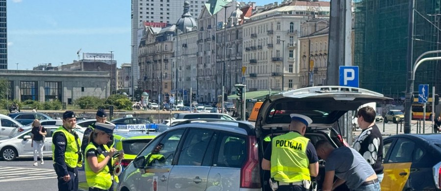 Stołeczni policjanci w ramach akcji "BEZPIECZNE PRZEWOZY 2025" przeprowadzili kolejną kontrolę kierowców, którzy świadczą usługi związane z przewozem osób. Funkcjonariusze wykryli szereg nieprawidłowości, wlepili prawie pół tysiąca mandatów i zatrzymali 45 osób, w tym obywateli Ukrainy, Gruzji, Uzbekistanu i Armenii.