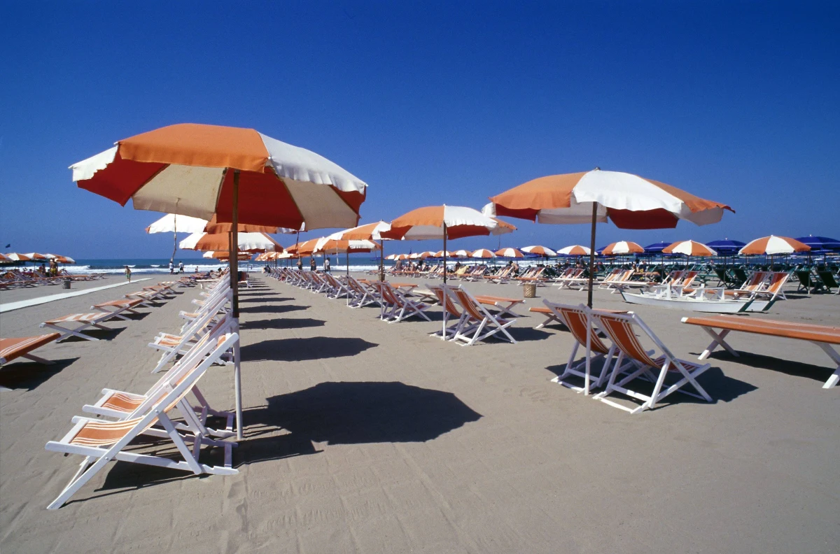 1500 euro za dzień na plaży - to najwyższa suma, jaką trzeba zapłacić za pobyt w najbardziej luksusowych miejscach nad morzem we Włoszech. "Ceny na tzw. plażach VIP są kosmiczne" - podkreśliła organizacja konsumencka Codacons, która przeanalizowała cenniki na progu sezonu letniego.