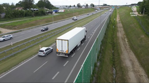 Okoliczni mieszkańcy skarżą się na hałas dobiegający z trasy S14 i domagają się zwiększenia liczby paneli dźwiękochłonnych. Generalna Dyrekcja Dróg Krajowych i Autostrad odpiera zarzuty, twierdząc, że według pomiarów wszelkie normy zostały zachowane. Nella Krysztofowicz.