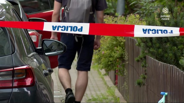 Kilka godzin negocjacji i akcja zakończona sukcesem. Krakowscy policjanci weszli do mieszkania, w którym zabarykadował się mężczyzna z niebezpiecznym narzędziem. Okazało się, że w mieszkaniu był jeszcze jego 12-letni syn. Dziecko trafiło pod opiekę rodziny, a agresywny 54-latek trafił do szpitala. Marcin Piotr Wrona.