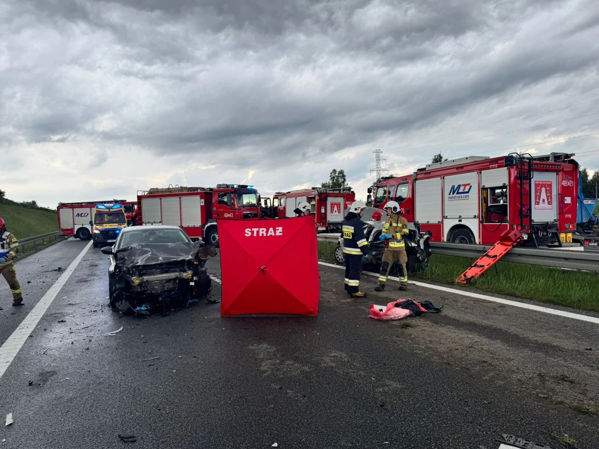 Pięć aut osobowych zderzyło się w sobotę na trasie S7 w woj. świętokrzyskim. Jedna osoba zginęła, a dwie zostały ranne.