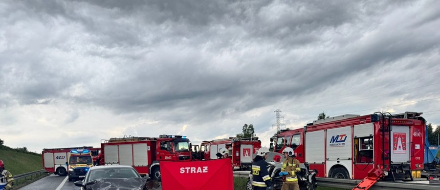Pięć aut osobowych zderzyło się w sobotę na trasie S7 w woj. świętokrzyskim. Jedna osoba zginęła, a dwie zostały ranne. Trasa w kierunku Warszawy jest zablokowana.