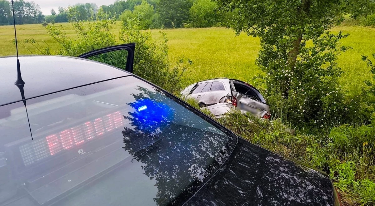 Kierowca mercedesa uciekał przed policjantami ze Strzelec Krajeńskich (woj. lubuskie) z prędkością nawet 200 km/h. Pościg zakończył się w rowie, a na konto pirata drogowego trafiło ponad 200 punktów karnych. Na domiar złego w samochodzie znaleziono narkotyki. Kierowcę i pasażera czekają surowe kary.