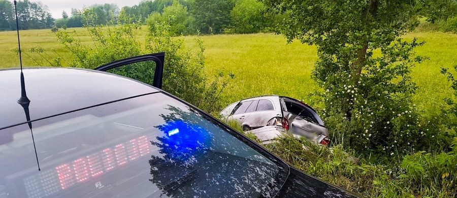 Kierowca mercedesa uciekał przed policjantami ze Strzelec Krajeńskich (woj. lubuskie) z prędkością nawet 200 km/h. Pościg zakończył się w rowie, a na konto pirata drogowego trafiło ponad 200 punktów karnych. Na domiar złego w samochodzie znaleziono narkotyki. Kierowcę i pasażera czekają surowe kary.
