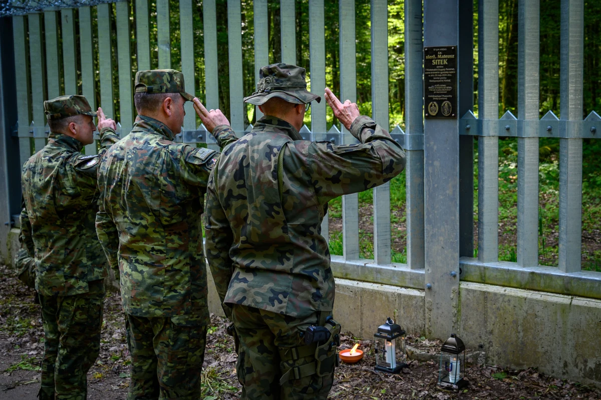 Rok temu zmarł sierż. Mateusz Sitek, śmiertelnie ugodzony nożem przez jednego z migrantów usiłujących przekroczyć polsko-białoruską granicę. Dziś na barierze technicznej przy granicy została zainstalowana tablica upamiętniająca żołnierza.
