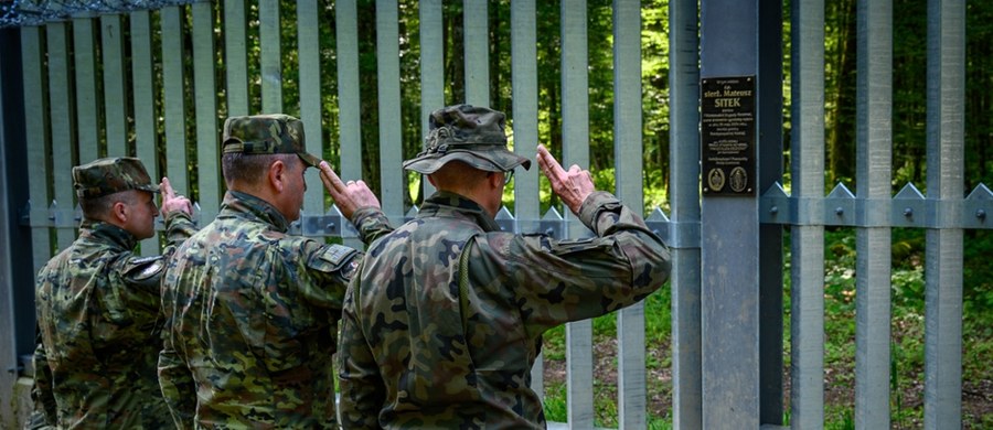 Rok temu zmarł sierż. Mateusz Sitek, śmiertelnie ugodzony nożem przez jednego z migrantów usiłujących przekroczyć polsko-białoruską granicę. Dziś na barierze technicznej przy granicy została zainstalowana tablica upamiętniająca żołnierza.