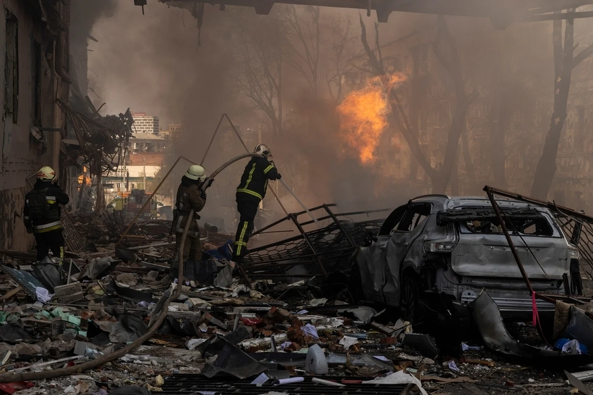 "To był brutalny atak na miasto w środku dnia, a właściwie cały dzień uderzają w nasze miasto Charków. (...) Niestety, są ofiary śmiertelne" - przekazał Wołodymyr Zełenski na Telegramie. To drugie w ciągu doby zmasowane uderzenie Rosjan na miasto położone w północno-wschodniej Ukrainie.