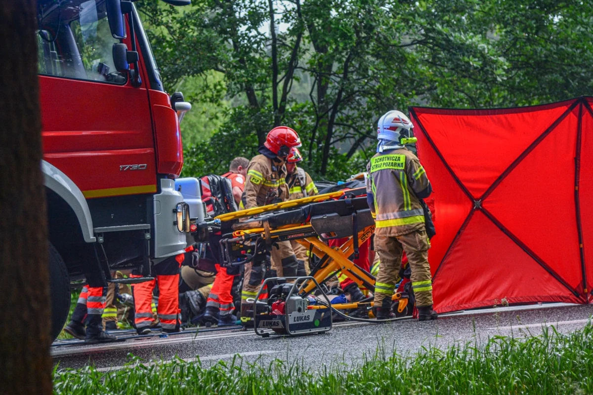 Tragiczny wypadek na drodze krajowej nr 46. Między Nysą i Opolem czołowo zderzyły się dwa samochody osobowe. Dwie osoby zginęły.