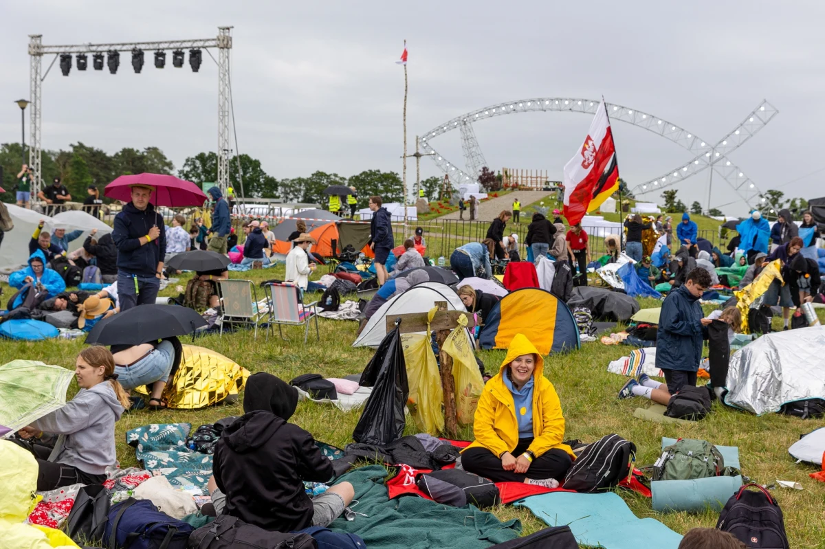 W związku z pogarszającymi się warunkami atmosferycznymi, w sobotę wieczorem podjęto decyzję o wcześniejszym zakończeniu XXIX Ogólnopolskiego Spotkania Młodych Lednica 2000. W spotkaniu na Polach Lednickich uczestniczyło tysiące młodych ludzi.