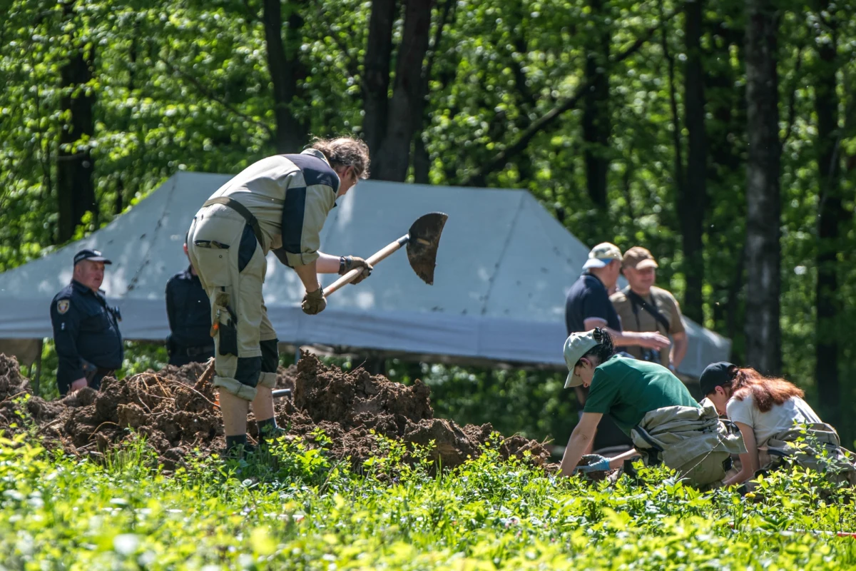 ​Prace poszukiwawcze i ekshumacje w Puźnikach na Ukrainie będą kontynuowane - w ten sposób Maciej Dancewicz, wiceprezes Fundacji Wolność i Demokracja odniósł się do zamieszczonej w internecie dezinformacji, że strona ukraińska wycofała wszystkie dotychczasowe zgody na poszukiwanie ofiar zbrodni wołyńskiej w byłej wsi Puźniki na Ukrainie. Sprawę skomentował także członek rządu naszego wschodniego sąsiada oraz polski resort kultury.
