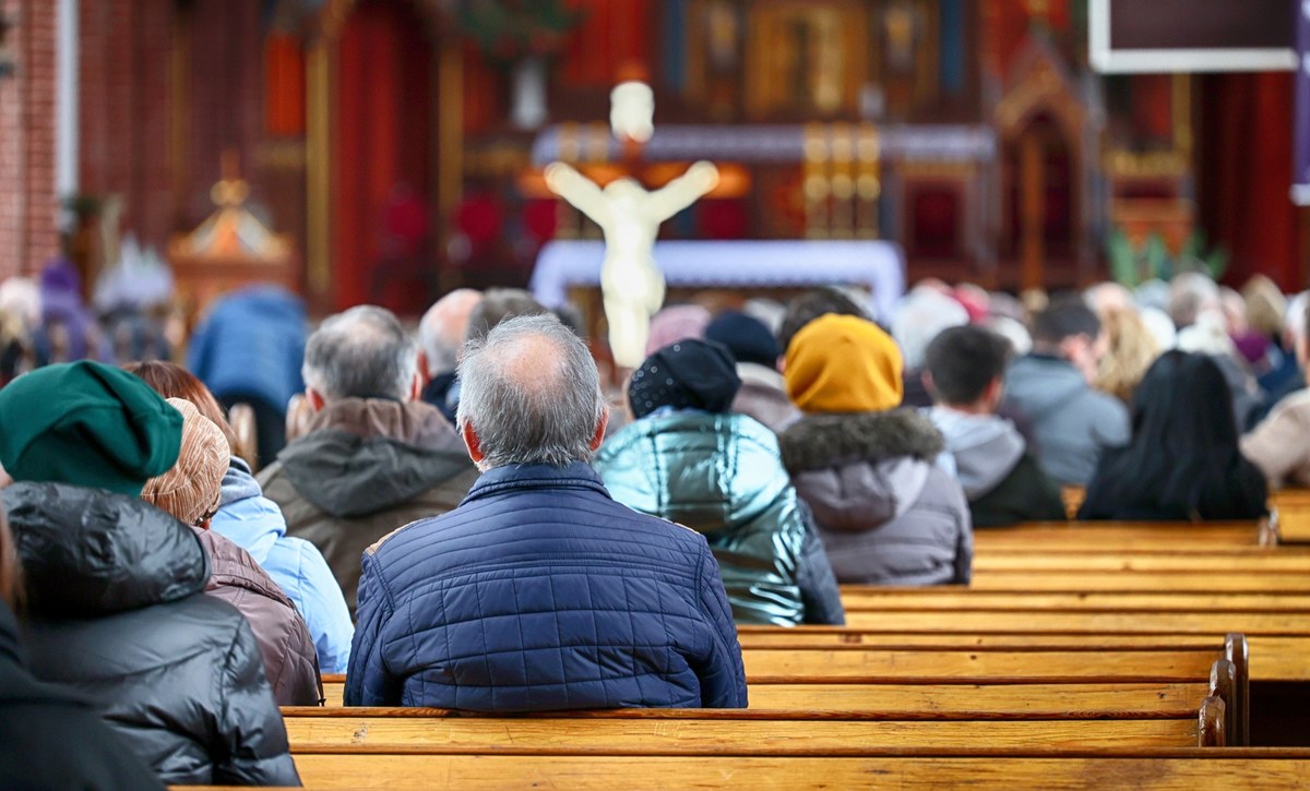 Dziś w Kościele katolickim przypada uroczystość Zesłania Ducha Świętego, potocznie zwana Zielonymi Świątkami i Pięćdziesiątnicą. To jedno z najstarszych i największych świąt, przypadające 50 dni po Niedzieli Wielkanocnej i kończące w Kościele katolickim okres wielkanocny. Jaka jest jego historia? Co oznacza ono dla wiernych? Odpowiedzi na te pytania znajdziesz w poniższym artykule.