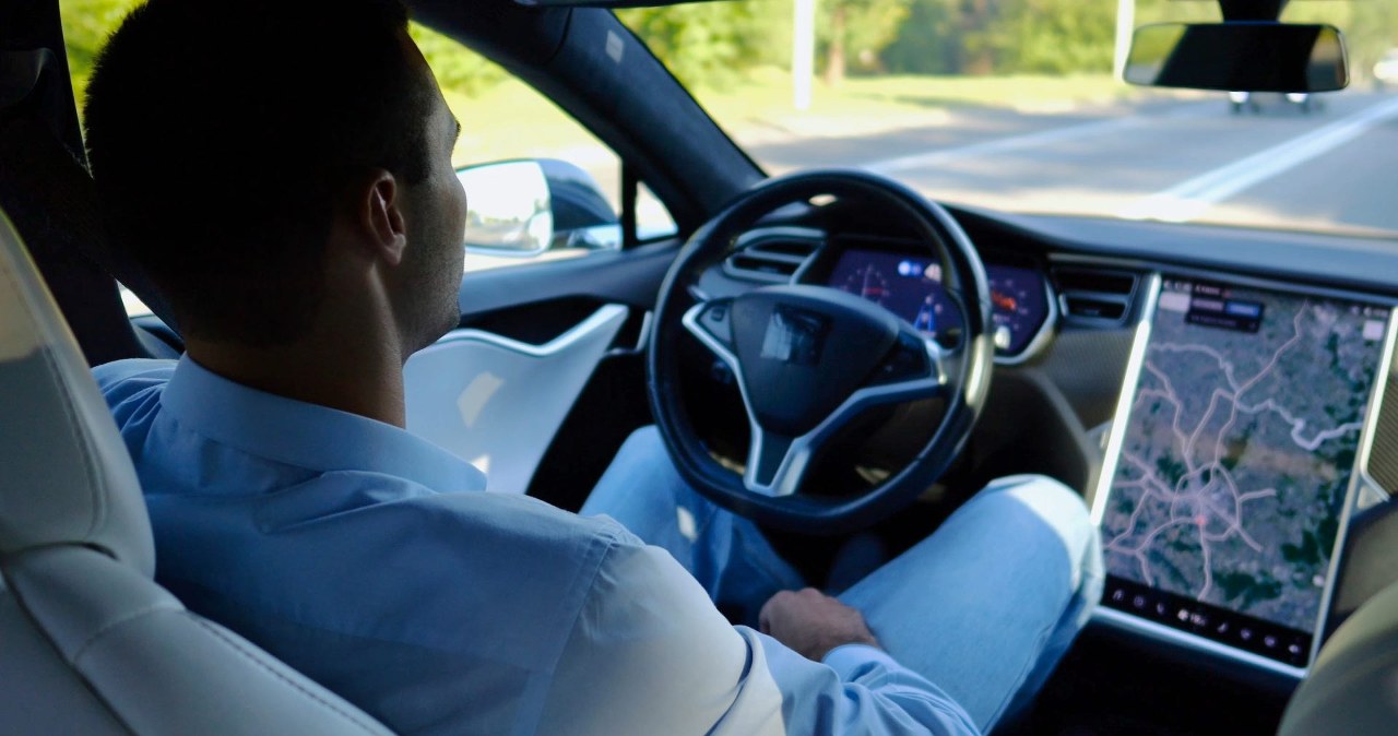 Samochody będą myśleć podobnie do ludzi. Chiński system lepszy od Apollo