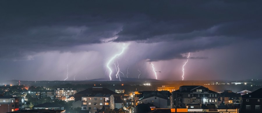 W niedzielę warunki atmosferyczne znów będą sprzyjać rozwojowi silnych burz, dlatego Instytut Meteorologii i Gospodarki Wodnej wydał ostrzeżenia drugiego i pierwszego stopnia. Szczególną ostrożność powinni zachować mieszkańcy województwa podkarpackiego.