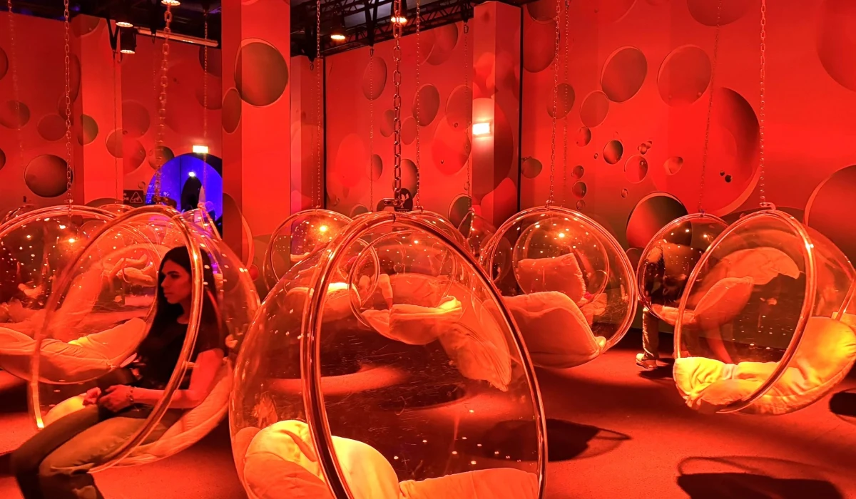 Jesteście zbyt zestresowani? Paryskie Miasteczko Nauki i Przemysłu proponuje różne metody pozbycia się stresu - od medytacyjnej muzyki i gry świateł, przez chromoterapię, czyli leczenie kolorami, aż po zabawy balonami i "zanurzenie się" w wirtualnej rzeczywistości.