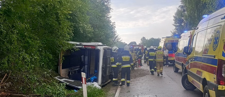 Bus wpadł do rowu w miejscowości Rzepiennik Suchy w powiecie tarnowskim w Małopolsce. Pojazdem podróżowały 24 osoby - młodzież w wieku od 13 do 17 lat, troje dorosłych i kierowca. 6 osób zostało poszkodowanych.