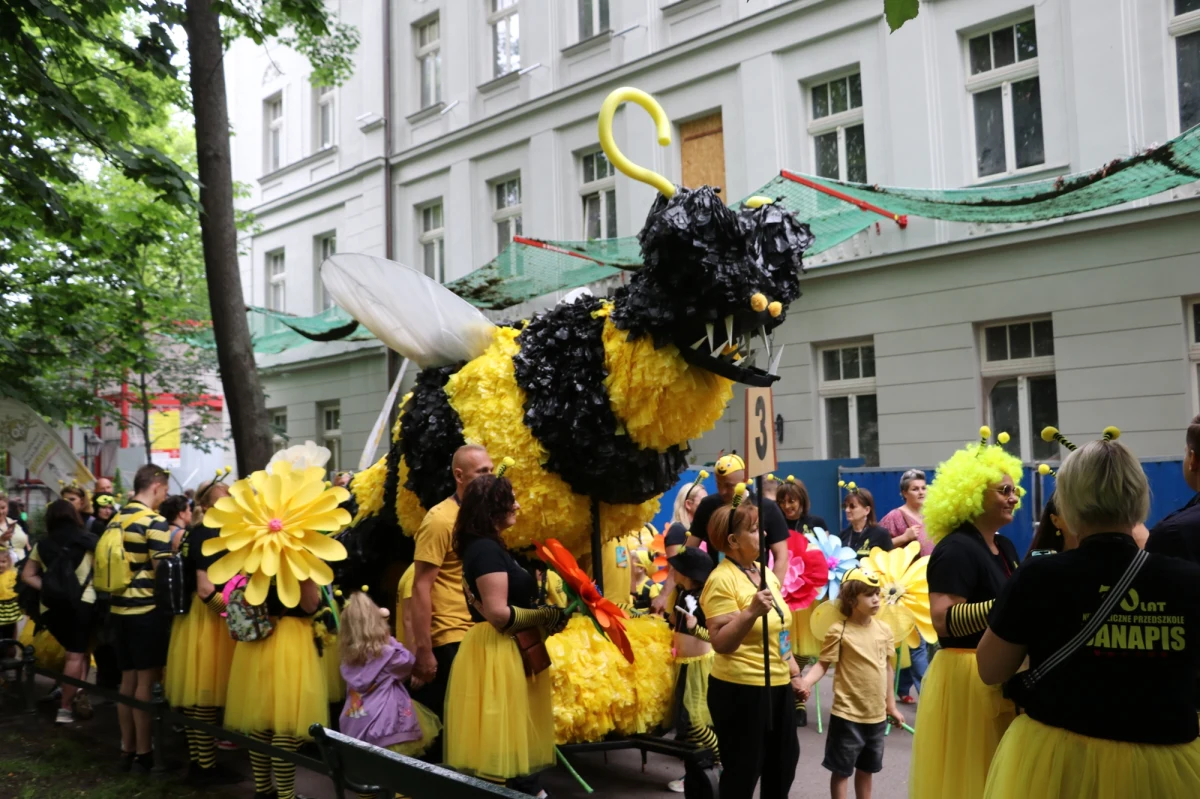 W Krakowie trwa smoczy weekend. W sobotę wieczorem odbyło się barwne widowisko na Wiśle, a w niedzielę przez centrum miasta przeszła Wielka Parada Smoków. W jej trakcie rozstrzygnięto konkurs na najpiękniejszego smoka. Zwycięzcą okazał się stwór z ekologicznym przesłaniem.