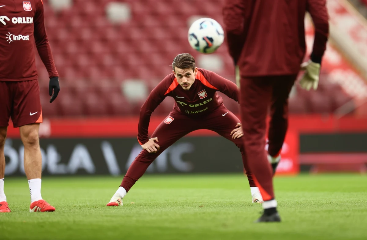 Piłkarska reprezentacja Polski ma za sobą towarzyski mecz z Mołdawią i pożegnanie Kamila Grosickiego na Stadionie Śląskim w Chorzowie. Teraz przed Biało-Czerwonymi gra o punkty. We wtorek w Helsinkach zespół prowadzony przez Michała Probierza zagra z Finlandią. "Myślę, że wy, dziennikarze, ale my również zdajemy sobie z tego sprawę, że to będzie arcyważny mecz w kontekście całych tych eliminacji" - przyznaje w rozmowie z RMF FM Jakub Kamiński. O meczu z Finlandią, ostatnich występach w kadrze, ale też o sezonie w Bundeslidze i klubowej przyszłości z reprezentantem Polski i graczem Wolfsburga rozmawiał Wojciech Marczyk z redakcji sportowej RMF FM.