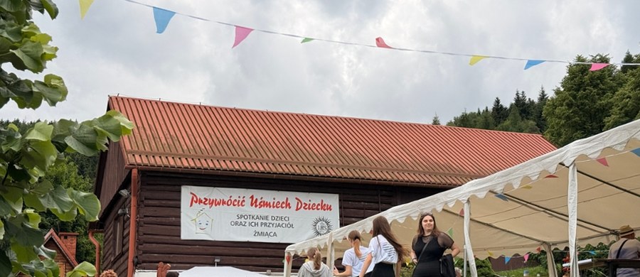 W Żmiącej w Małopolsce odbywa się dzisiaj XVI Spotkanie Dzieci i ich Przyjaciół pod hasłem Przywrócić Dzieciom Uśmiech oraz XXVI Małopolskie Spotkanie Rodzin Adopcyjnych. W programie mnóstwo atrakcji - w tym koncerty, warsztaty i wspólne śpiewanie.