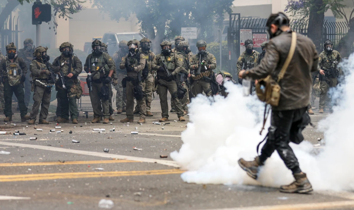 Zatrzymanie przez agentów Urzędu ds. Imigracji i Egzekwowania Ceł kilkudziesięciu imigrantów doprowadziło do zamieszek w hrabstwie Los Angeles na zachodzie Stanów Zjednoczonych. Od piątku dochodzi tam do starć, w wyniku których co najmniej jedna osoba została ranna. W reakcji na zamieszki i w celu "zajęcia się bezprawiem" Donald Trump podpisał memorandum o skierowaniu 2 tys. żołnierzy Gwardii Narodowej do Los Angeles.