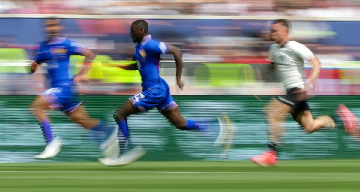 Francuzi okazali się lepsi w meczu o trzecie miejsce piłkarskiej Ligi Narodów, pokonując w niedzielę Niemców 2:0. Dobry mecz zagrał Kylian Mbappe, strzelając gola i asystując przy bramce reprezentacyjnego kolegi Michaela Olise. O godzinie 21 w Monachium Hiszpania zmierzy się z Portugalią w finale.