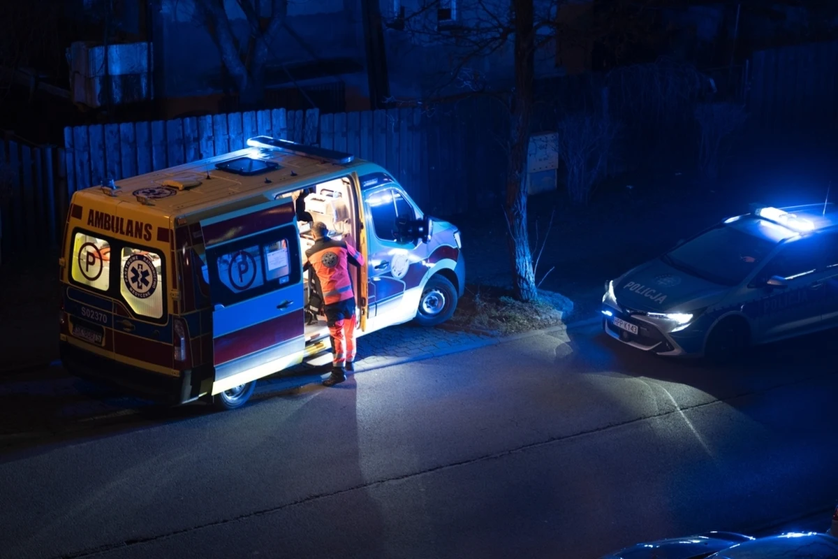 W jednym z mieszkań w Tarnowie znaleziono martwą kobietę. Na miejscu pod nadzorem prokuratora pracują mundurowi z policji dochodzeniowej i technicy policyjni.