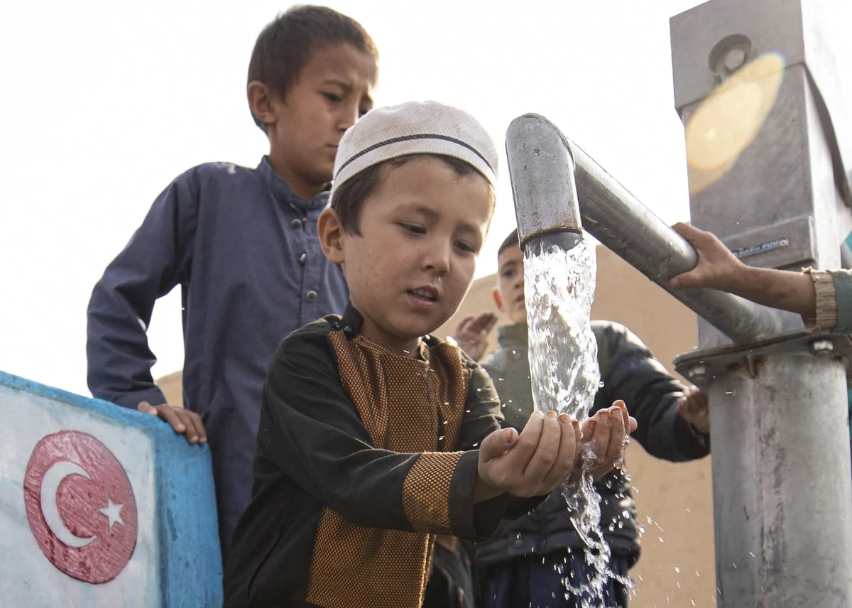 Kabul, stolica Afganistanu, stoi w obliczu bezprecedensowego kryzysu. Według najnowszego raportu organizacji Mercy Corps miasto może stać się pierwszą współczesną metropolią, która całkowicie wyczerpie swoje zasoby wody. Siedem milionów mieszkańców staje przed egzystencjalnym zagrożeniem, które wymaga natychmiastowej reakcji społeczności międzynarodowej – pisze brytyjski "The Guardian".