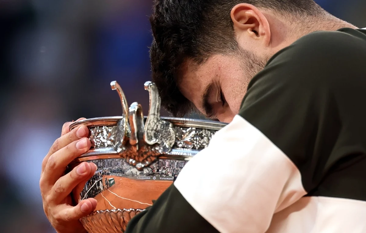 Po ponad pięciogodzinnym meczu Hiszpan Carlos Alcaraz wygrał finałowy mecz turnieju French Open. 22-latek pokonał Włocha Jannika Sinnera 4:6, 6:7 (4-7), 6:4, 7:6 (7-3), 7:6 (10-2).