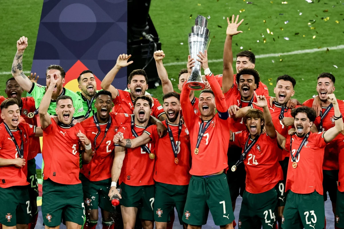 Portugalia wygrała z Hiszpanią w serii rzutów karnych 5-3 w finale czwartej edycji piłkarskiej Ligi Narodów. Po dogrywce było 2:2. Wcześniej w meczu o trzecie miejsce Francuzi pokonali Niemców 2:0.