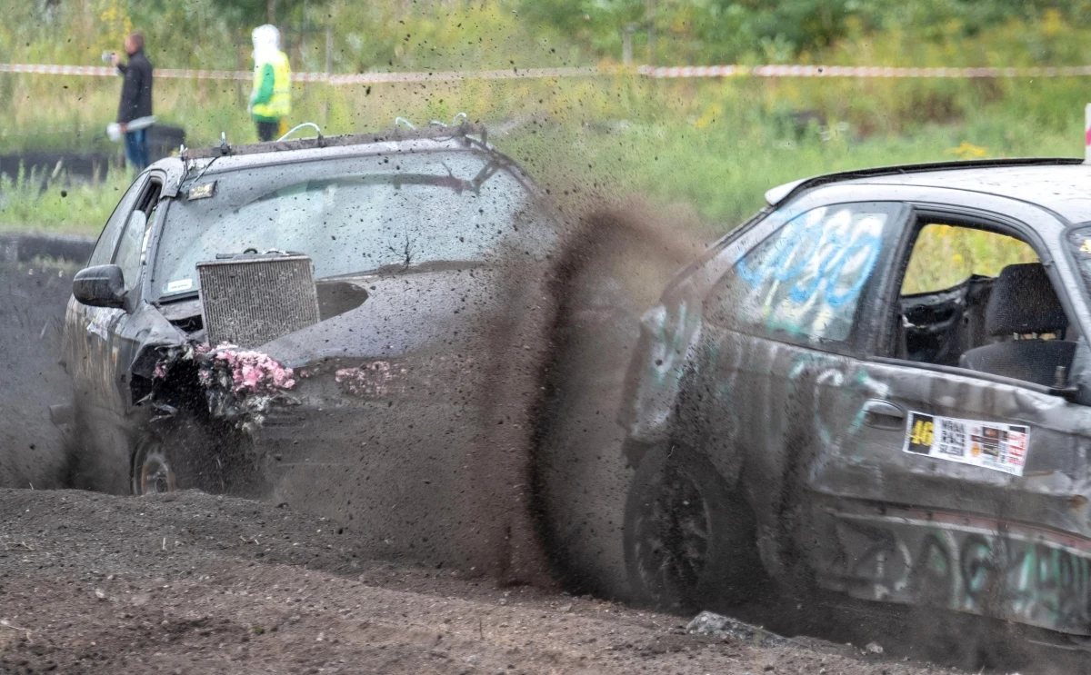 Do wypadku doszło w Gliwicach (Śląskie) podczas niedzielnych zawodów Wrak-Race, w których rywalizują stare samochody poniżej 1 tys. zł wartości. Podczas wyścigu od jednego z aut oderwało się koło i uderzyło w kobietę obserwującą zmagania. 33-latkę do szpitala zabrał śmigłowiec Lotniczego Pogotowia Ratunkowego.