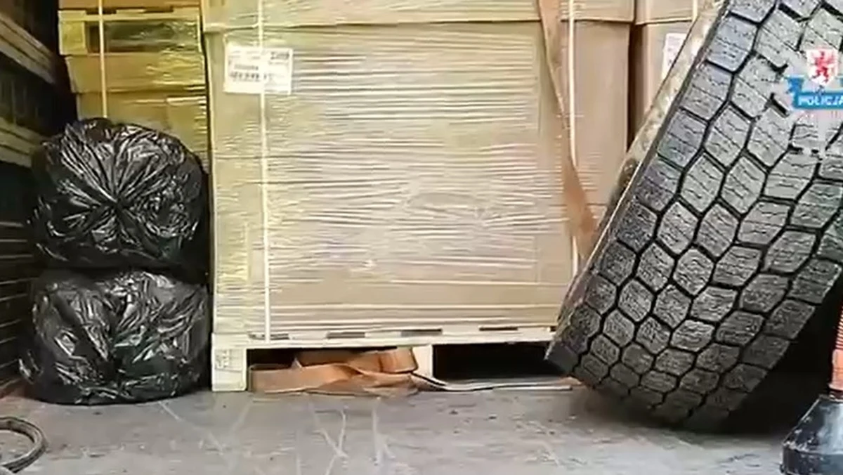 Ponad 100 kg kokainy przejęli policjanci z Wałcza w Zachodniopomorskiem. Narkotyki były ukryte w naczepie ciężarówki. Zatrzymano dwóch mężczyzn.