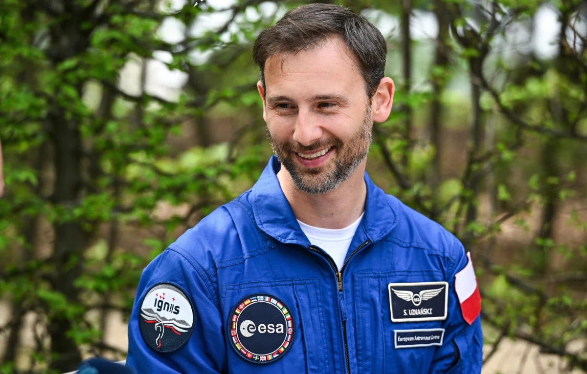 To bez wątpienia wyjątkowy moment dla polskiej nauki i polskiego udziału w eksploracji Kosmosu - już jutro Sławosz Uznański-Wiśniewski jako drugi Polak w historii, po Mirosławie Hermaszewskim, poleci na orbitę okołoziemską. Szczegóły misji Ax-4, w ramach której polski astronauta spędzi na Międzynarodowej Stacji Kosmicznej 14 dni, ujawniła dr Aleksandra Bukała z Polskiej Agencji Kosmicznej. Wiadomo, że Polak przeznaczy czas w Kosmosie na ciężką pracę, sen, czas wolny i posiłki. Jest jedna rzecz, której nie zrobi i czego bardzo żałuje.