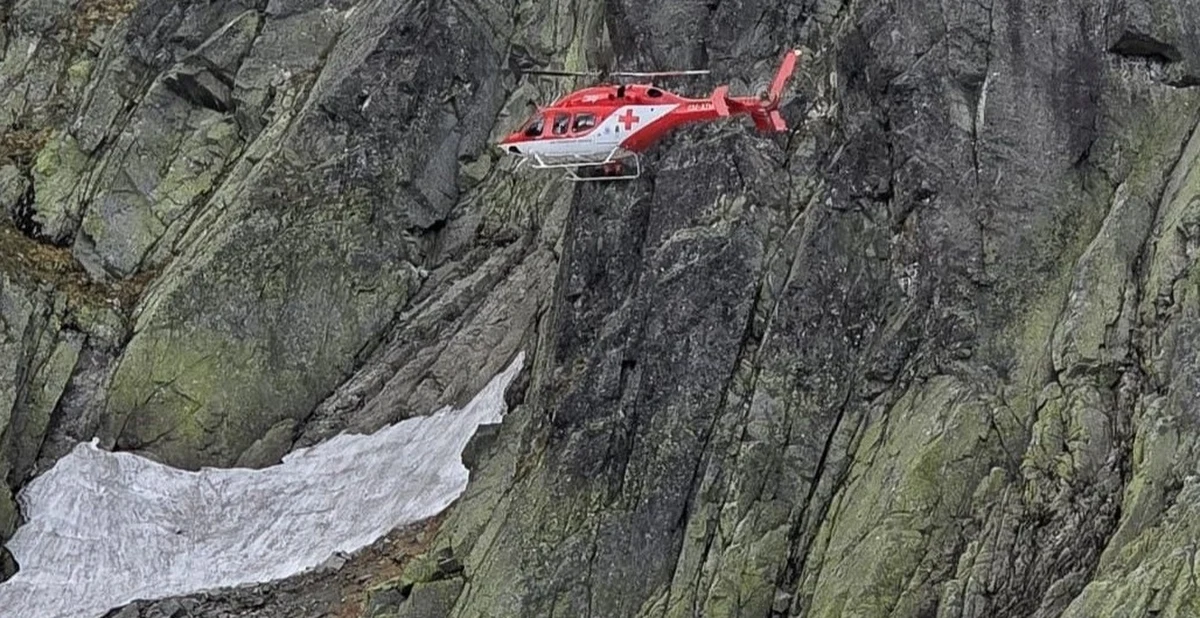 Tatrzańskie Ochotnicze Pogotowie Ratunkowe poinformowało o szczegółach akcji ratunkowej na Zamarłej Turni. W piątek zginął tam taternik, a jego partner został sprowadzony do schroniska. W działaniach brali udział polscy i słowaccy ratownicy. 