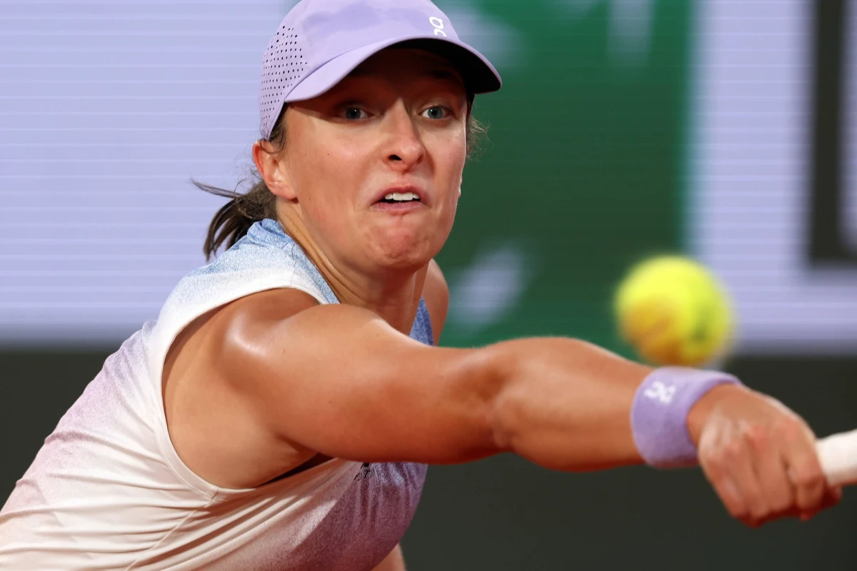 ​Iga Świątek coraz niżej w rankingu WTA - w związku z tym, że Polka nie zdołała obronić tytułu w wielkoszlemowym French Open, w najnowszym zestawieniu spadła z piątego na siódme miejsce. W rankingu ATP najlepszy polski tenisista, Hubert Hurkacz, również zanotował spadek - z 28. na 32. pozycję.