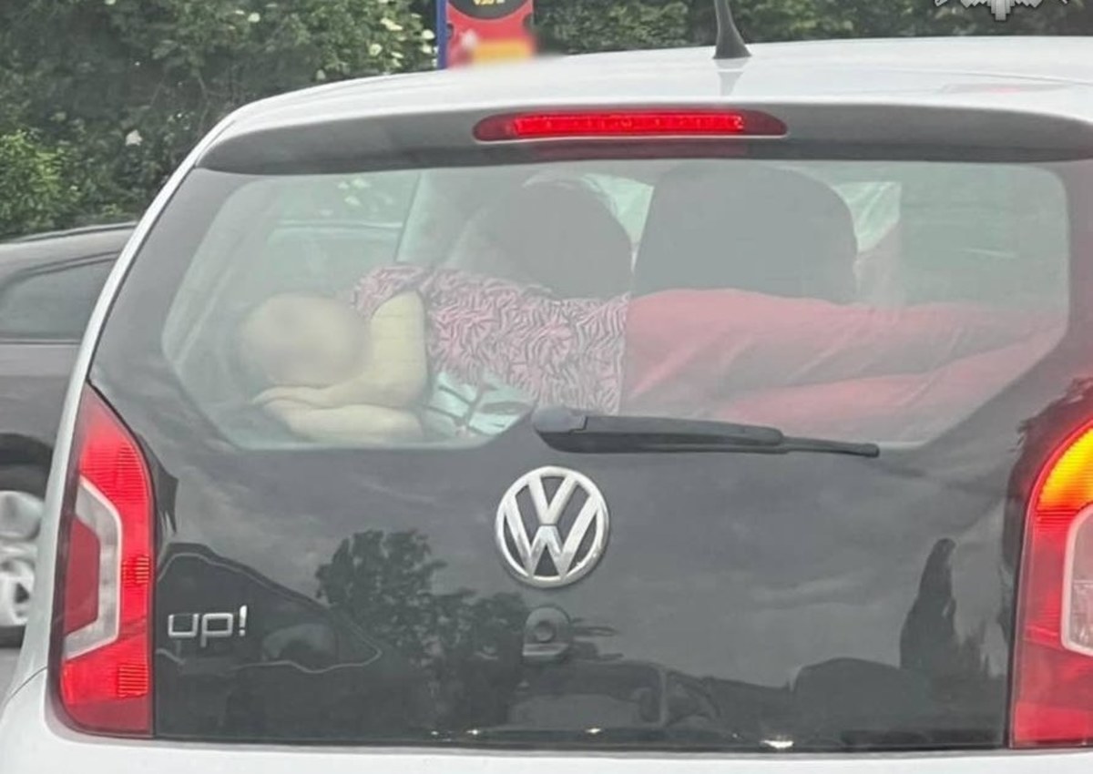 Wiózł córkę na półce bagażnika. "Ojciec roku" usłyszał zarzut