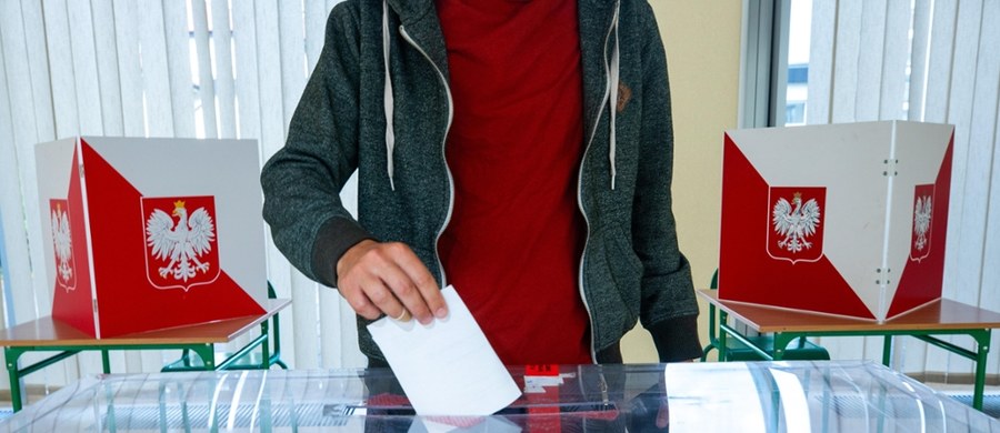 W tym tygodniu ma odbyć się spotkanie zarządu podlaskich struktur Prawa i Sprawiedliwości, a więc radnych, samorządowców i lokalnych parlamentarzystów. Podczas spotkania ma zostać podjęta decyzja o przeprowadzeniu referendum, którą zatwierdzić muszą jeszcze władze centralne. Politycy PiS chcą zapytać mieszkańców Podlasia, czy są za odwołaniem obecnego kierownictwa sejmiku województwa podlaskiego, które składa się z radnych Koalicji Obywatelskiej i Polskiego Stronnictwa Ludowego. Według nieoficjalnych ustaleń dziennikarza RMF FM Jakuba Rybskiego, większość w Prawie i Sprawiedliwości jest za przeprowadzeniem referendum. 
