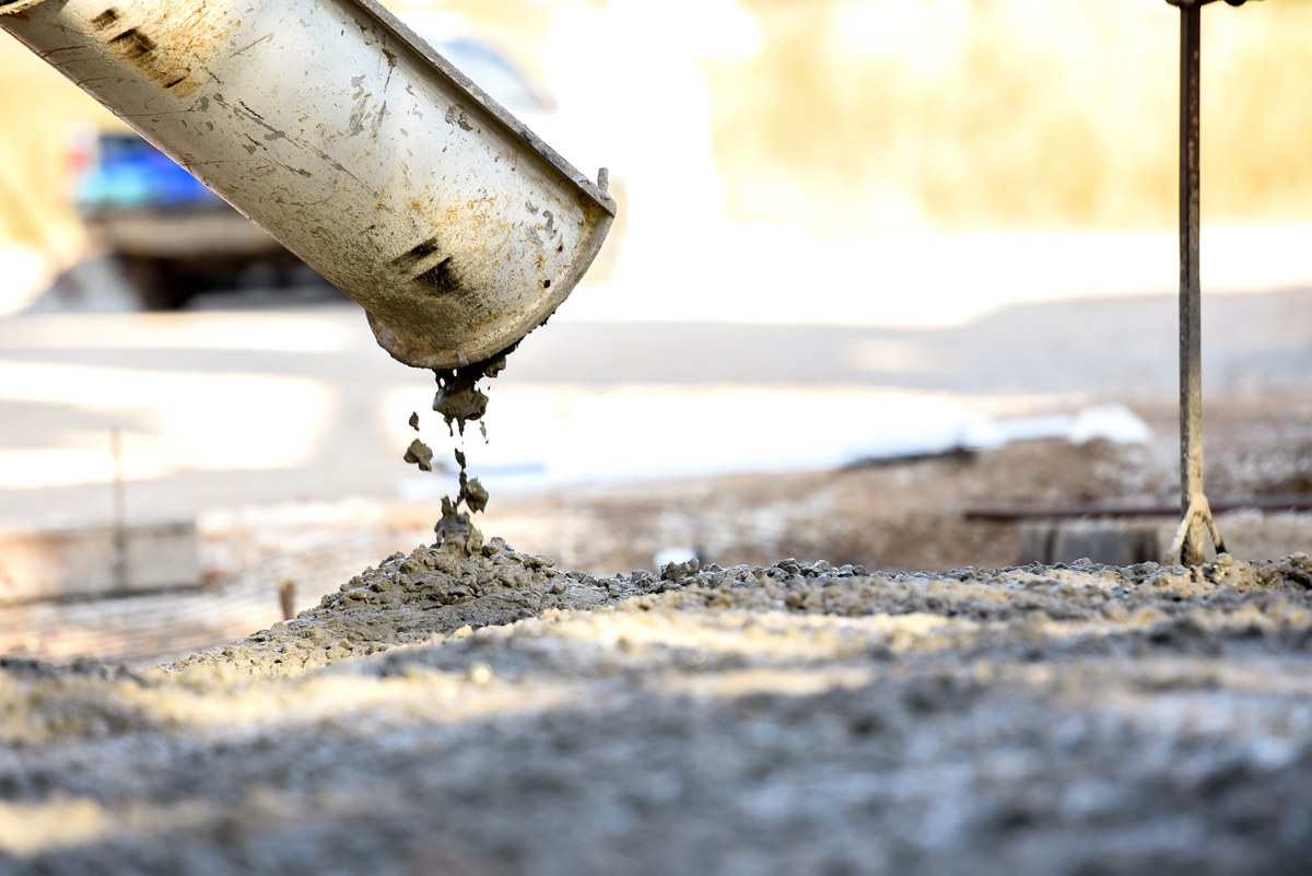 Producenci cementu mogli odtworzyć kartel, który ustalał ceny i dzielił rynek, dlatego Urząd Ochrony Konkurencji i Konsumentów wszczął postępowanie w tej sprawie. "To wymaga wyjaśnienia, zamierzamy bardzo dokładnie przyjrzeć się tej sprawie, obecnie analizujemy szczegółowo pozyskany materiał dowodowy" - powiedział prezes UOKiK Tomasz Chróstny.