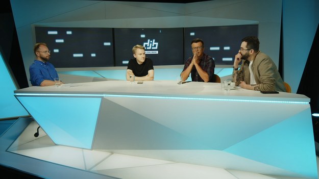 "Do jednej bramki" NA ŻYWO w każdy poniedziałek o godz. 12.00 w Interii oraz na  Polsat BOX Go .
W tekście zawarto link serwisu partnerskiego.
