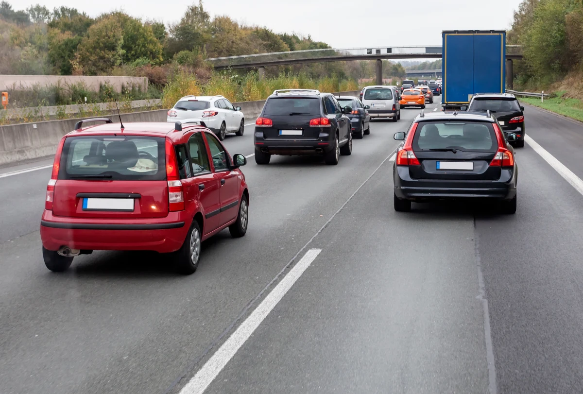 Obywatele biorą sprawy w swoje ręce, minister uspokaja emocje, a Geert Wilders się cieszy. Grupa kilkunastu Holendrów w weekend w ramach samozwańczych patroli kontrolowała pojazdy przekraczające granicę od strony Niemiec, poszukując w nich migrantów - podał dziennik "Die Welt".
