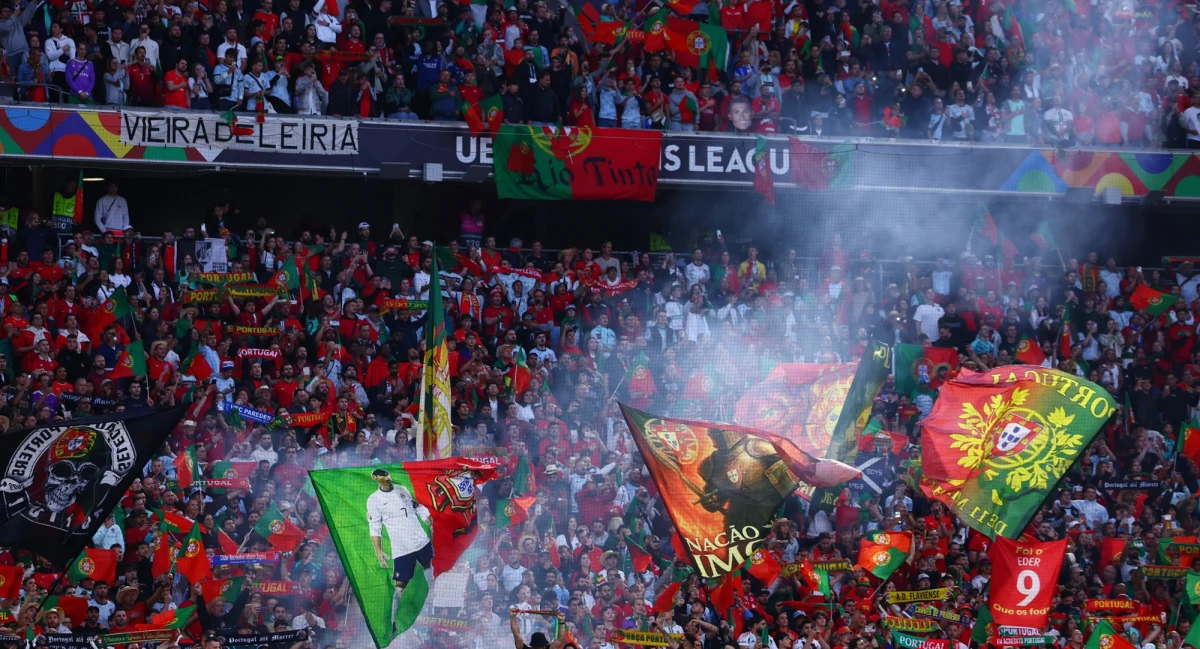 Portugalia we wczorajszym finale Ligi Narodów pokonała po rzutach karnych Hiszpanię, dzięki czemu zdobyła pierwsze od 6 lat trofeum. Niestety, podczas decydującego starcia na Allianz Arenie w Monachium doszło do tragedii - zginął kibic, który spadł z trybun.