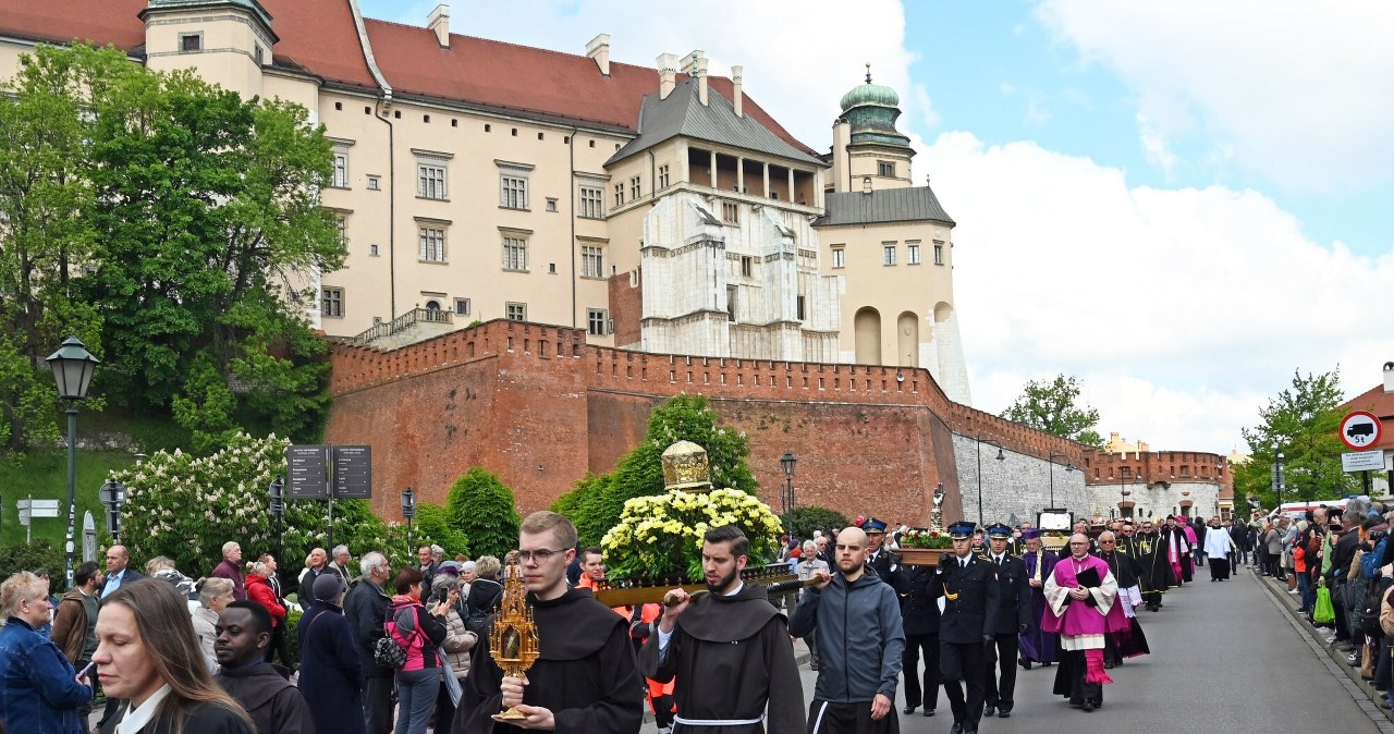 Oficjalnie zniesiona, ale w Polsce obowiązuje. Chodzi o oktawę Bożego Ciała