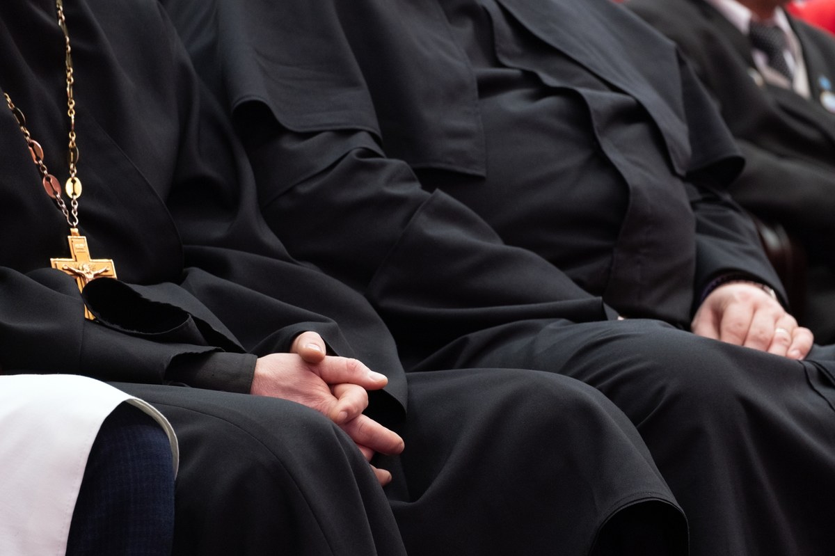 "Sprawa nie przestała istnieć (...). Wiele kluczowych kwestii pozostaje wciąż nierozwiązanych" - napisały osoby wykorzystane seksualnie w dzieciństwie przez księży w liście do biskupów. Zaapelowały, by hierarchowie z Konferencji Episkopatu Polski nie traktowali ich jako tematu, który można odłożyć na później. Domagają się m.in. powołania rzecznika Praw Osób Skrzywdzonych w Kościele czy zawieszenia abp. Tadeusza Wojdy w pełnieniu obowiązków przewodniczącego KEP do czasu wyjaśnienia zarzucanych mu zaniedbań. Czego jeszcze?