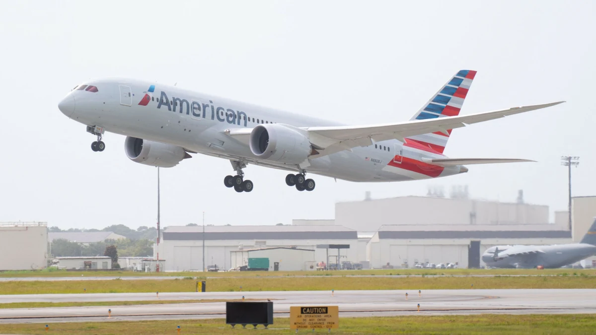 Linie lotnicze American Airlines wysłały do włoskiego Neapolu nie ten samolot, co trzeba. Ze względu na fakt, że lotnisko w stolicy Kampanii jest zbyt małe na przyjęcie Boeinga 787-9 Dreamlinera, maszyna z 231 pasażerami i 11 członkami załogi na pokładzie została przekierowana na lotnisko w Rzymie.