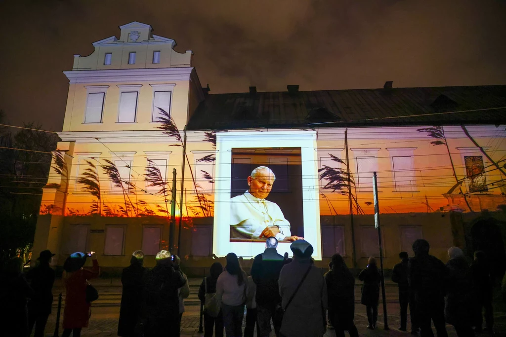 Kraków, ul. Franciszkanska 3 w 19. rocznicę śmierci Karola Wojtyły - papieża Jana Pawła II