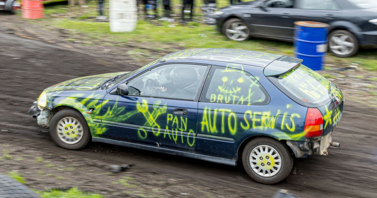 Groźny wypadek podczas Wrak-Race. Koło z Toyoty uderzyło kobietę