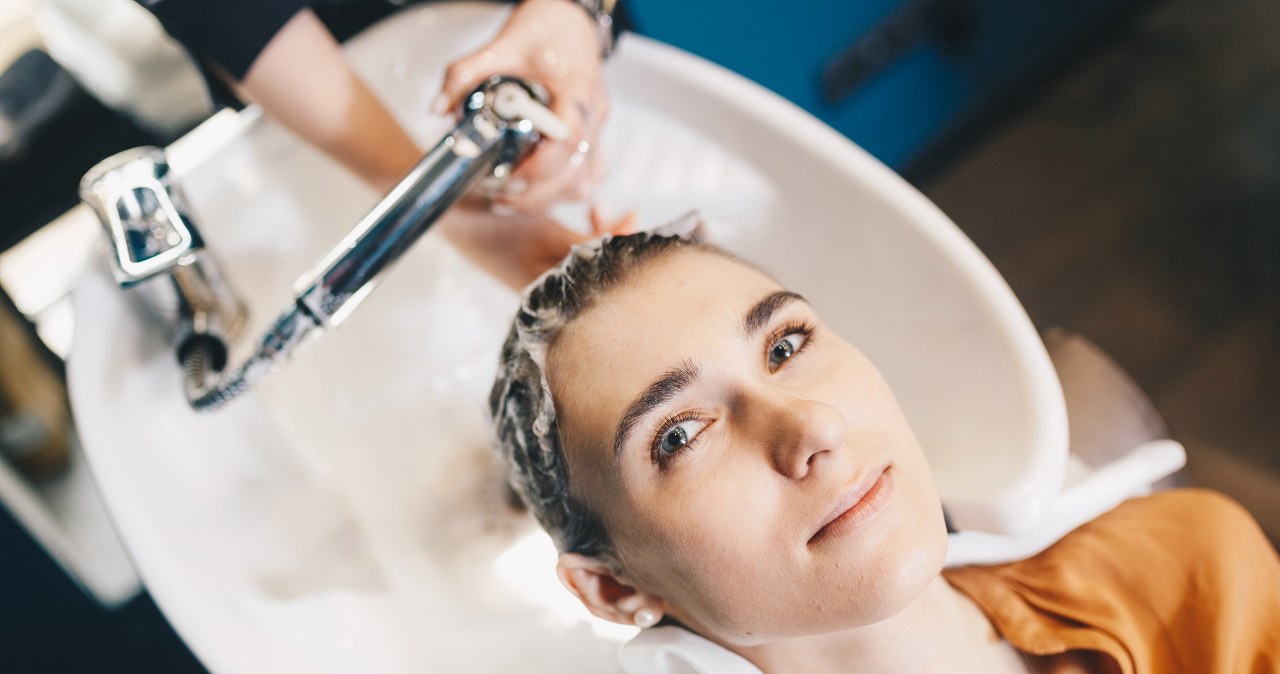 Fioletowy ratunek dla blondynek i siwowłosych. Jak działa ta odżywka?