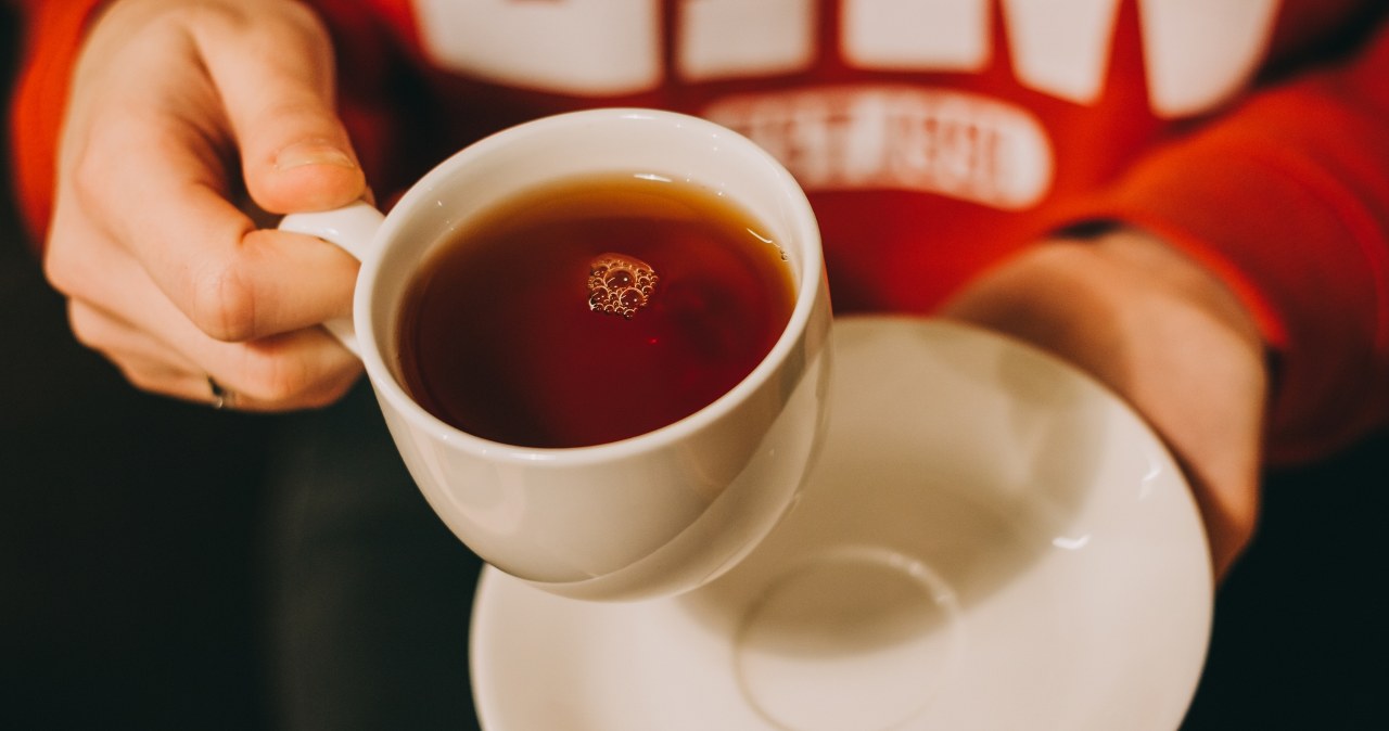 Słodkawy smak i bursztynowy kolor. Herbata idealna dla sercowców