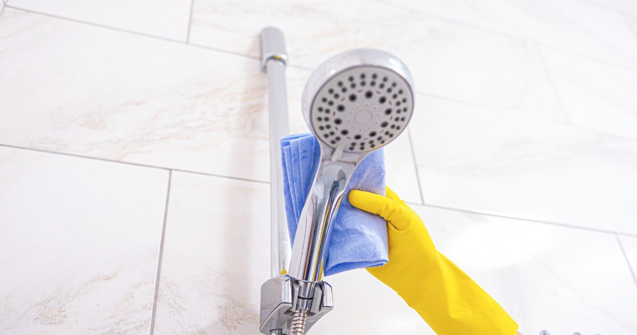 Zapomnij o kamieniu na słuchawce prysznicowej. Wystarczy 1 rzecz, by wyglądała, jak nowa