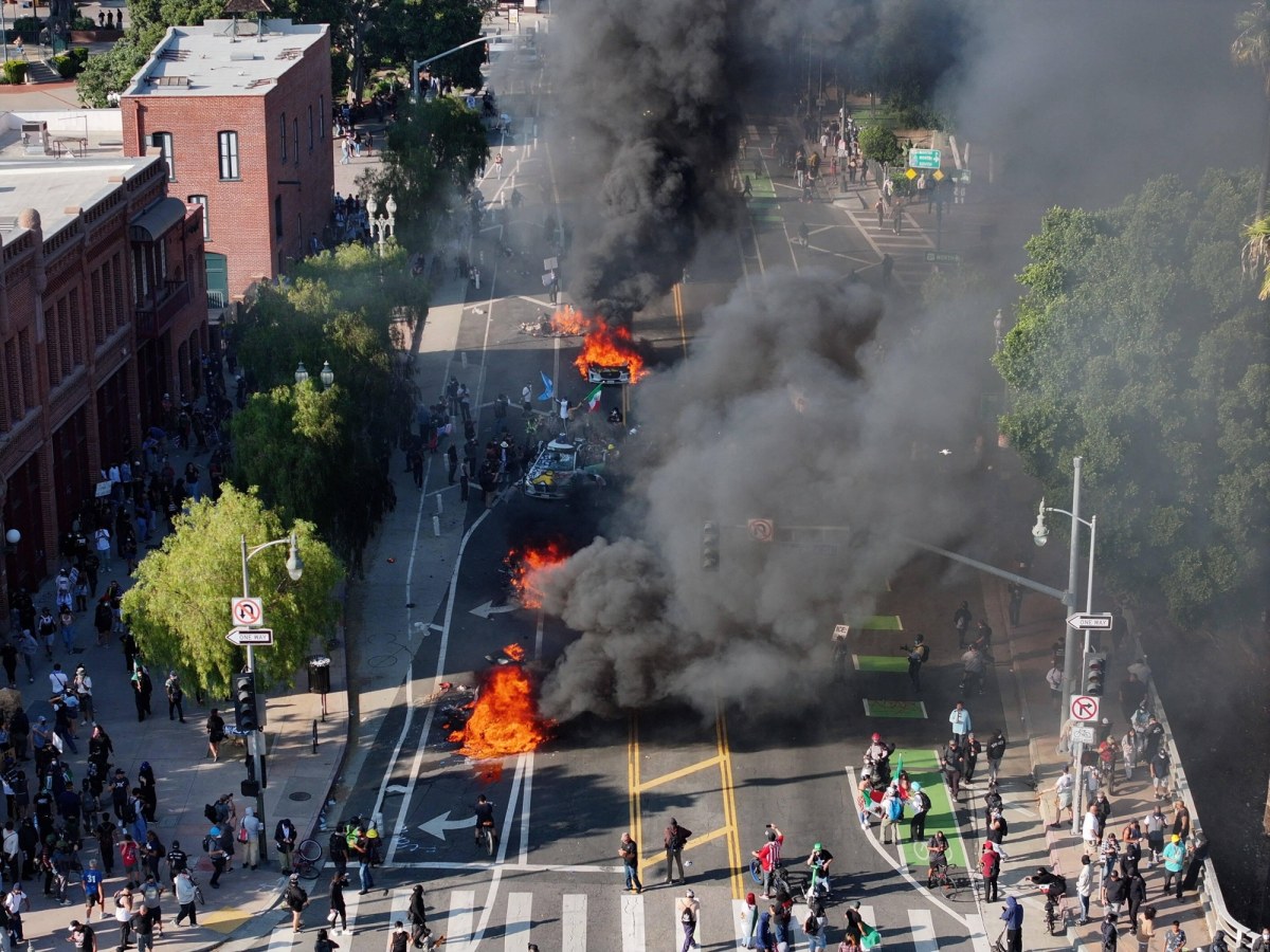 "Spektakl medialny". Trump wysyła wojsko przeciwko protestującym w Los Angeles
