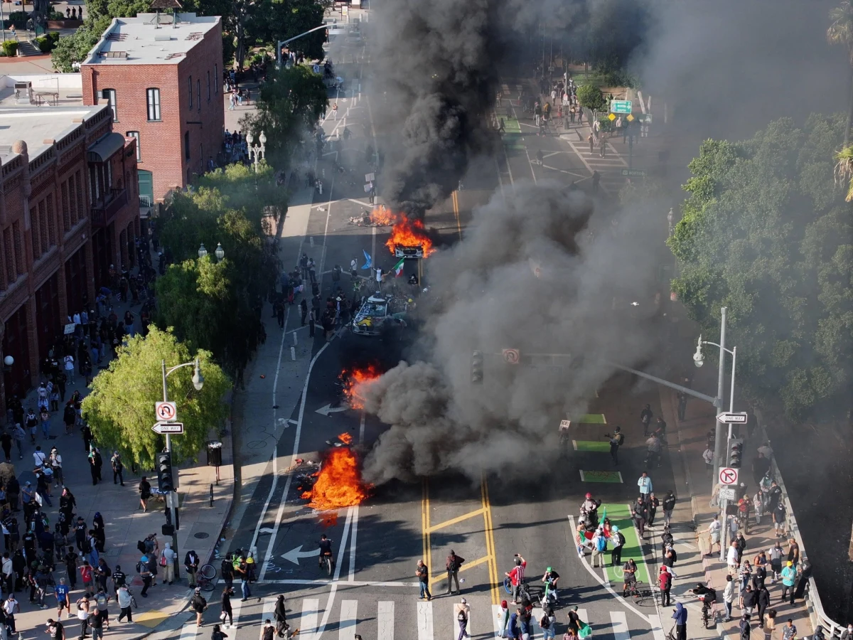 "To jest mało skuteczne, eskaluje problem, budzi opór" – tak działania Donalda Trumpa i chaos w Los Angeles komentuje w internetowym Radiu RMF24 amerykanista prof. Tomasz Płudowski. Wykorzystaniu żołnierzy Gwardii Narodowej sprzeciwia się gubernator Kalifornii, który żąda wycofania ich z miasta. Zamieszki to pokłosie piątkowego aresztowania 44 imigrantów w hurtowni odzieży.